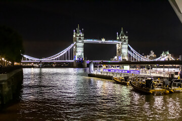 Fototapeta na wymiar London bridge illuminated in the dark