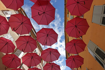 Fototapeta na wymiar umbrellas on the roof of buildings in Provence