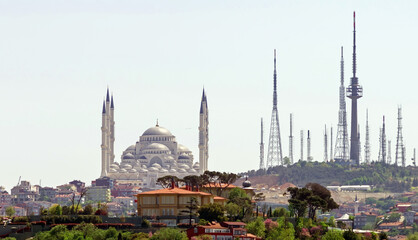 Obraz premium View of the largest mosque in Turkey, Grand Camlıca Mosque, and the Camlıca TRT Television Tower in Uskudar district of Istanbul, Turkey.