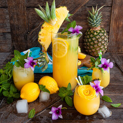Erfrischender Cocktail mit Ananas