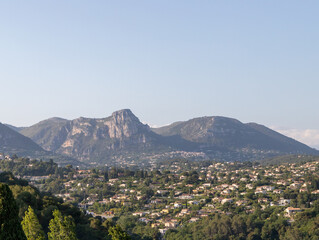 Obraz premium Shot of a beautiful landscape with a mountain in the background and the sun is shining. 