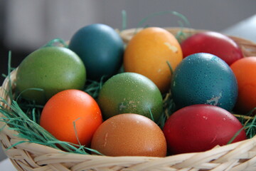 Fototapeta na wymiar Bunt gefärbte Eier, Ostereier, bunt,Ostern