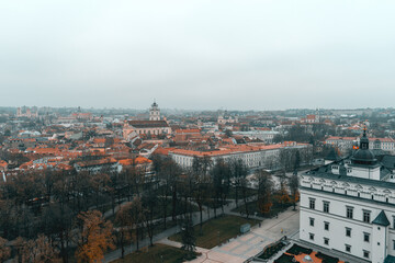 Fototapeta premium Aerial shot of the main square with the Palace of the Grand Dukes of Lithuania in Vilnius, Lithuania during gloomy winter day