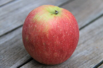 Frischer Apfel auf einem Tisch