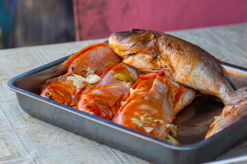 Pescado tropical fresco en el mercado sobre una bandeja, listos para cocinarlos