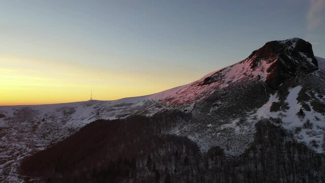 Coucher de soleil rose en hiver. Banne d'ordanche dans les monts du Sancy en Auvergne. 4K Images brutes. Paysage du Massif du Sancy dans la chaîne des Puys en France. Patrimoine mondial.