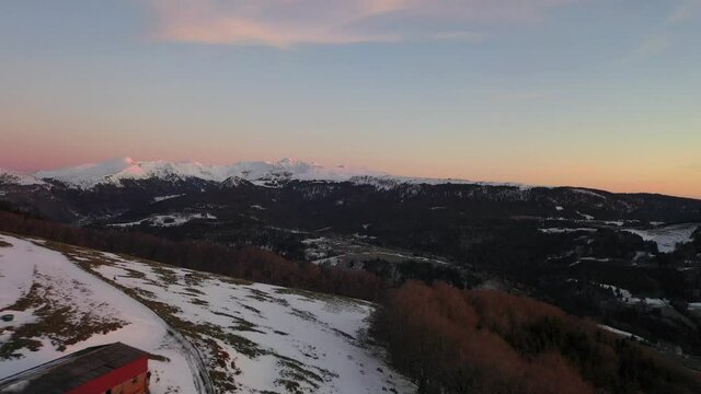 Bergerie et Coucher de soleil rose en hiver sur les monts du Sancy en Auvergne. 4K Images brutes 2/2. Paysage du Massif du Sancy dans la chaîne des Puys en France. Patrimoine mondial.