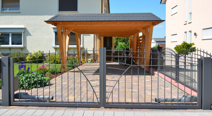 Neuer Carport aus lasiertem Holz mit Kupfer-Dachrinne und Regenfallrohr und automatisches...