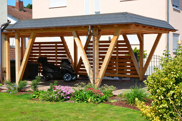 Neuer Carport aus lasiertem Holz mit Kupfer-Dachrinne und Regenfallrohr und automatisches...