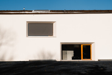 façade une porte une fenêtre