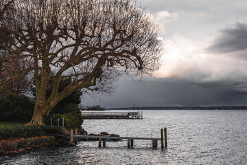 ponton sur le lac en hiver
