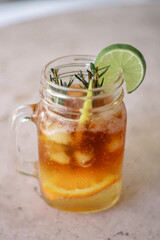 Drink gelado a base de café, decorado e servido em recipiente de vidro transparente