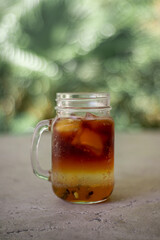 Drink gelado a base de café, decorado e servido em recipiente de vidro transparente