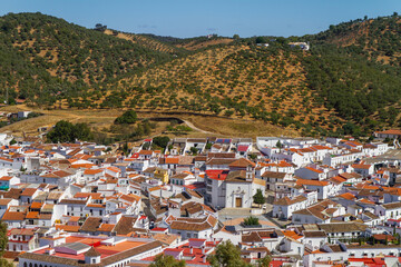 Panoramica, Paisaje o Vista del pueblo de Constantina, en Cazalla de la Sierra, Sevilla, Andalucia, Espa&ntilde;a