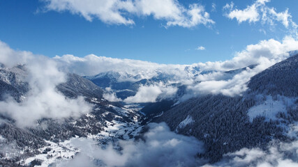 Fototapeta na wymiar montagna nuvole meteo neve nevicata 