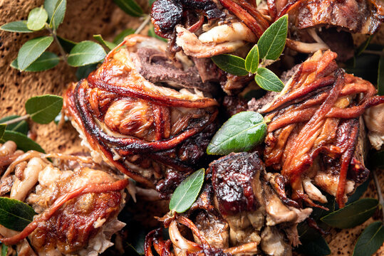 Trattalia, interiora di agnello arrostite allo spiedo, cucina della tradizione agro-pastorale sarda 