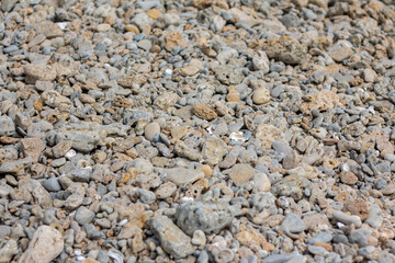 Piedras de la playa amontonadas como una alfombra rocosa