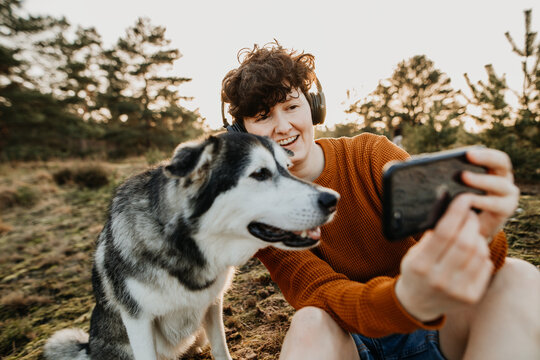 Mensch und Hund telefonieren per Videoanruf mit Zuhause 