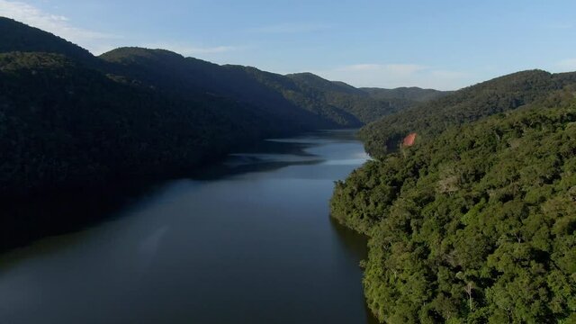 Lago dentro da Mata Atl&acirc;ntica com uma estrada na colina / Lake inside the Atlantic Forest with a road on the hill