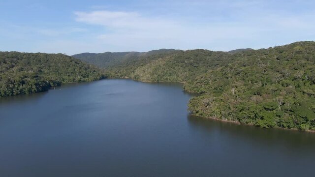 Lago no meio das colinas da mata atl&acirc;ntica / Lake in the middle of the hills of the Atlantic forest