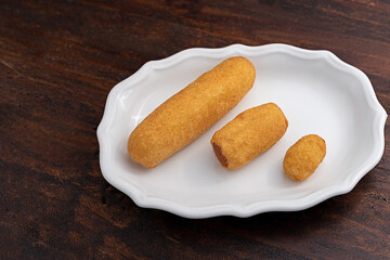 Prato de salgadinho sortidos - Enroladinho de salsicha