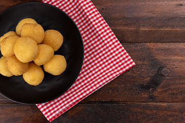 Prato de salgadinho sortidos - Bolinha de queijo
