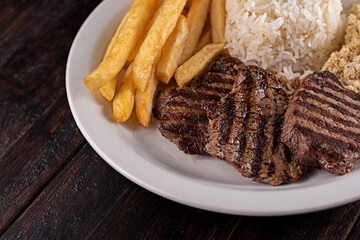 Refeição - Prato Feito - Bifé de file mignon, batata frita, arroz, farofa, feijão e salada