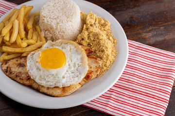 Refeição - Prato Feito - Arroz, feijão. batata frita, filé de frango com ovo frito