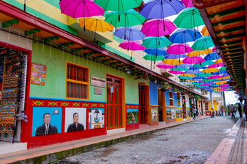 Calle de las sombrillas en Guatapé