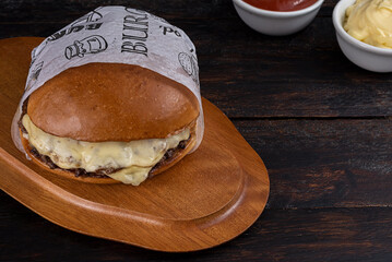 Hambúrguer de carne com queijo