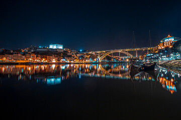 Porto e Ponte D. Luís refletidas na Rio Douro, Portugal