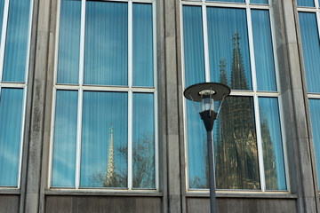 Spiegelung des Kölner Doms in einer Fensterscheibe