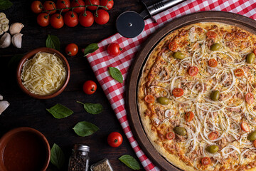 Pizza de atum com queijo mussarela e cebola