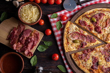 Pizza de bacon com queijo mussarela e molho de tomate