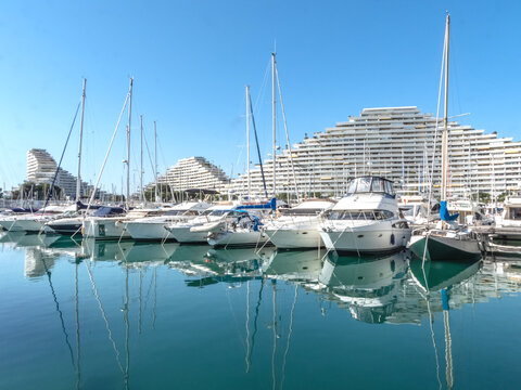 Port de marina baie des anges &agrave; Villeneuve Loubet sur la C&ocirc;te d'Azur avec des voiliers et les b&acirc;timents aux formes contemporaines 