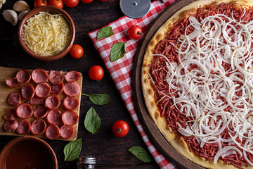 Pizza de calabresa com queijo mussarela, cebola e molho de tomate