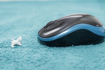 Computermaus und Katze auf Plüschunterlage