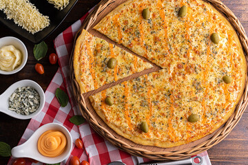 Pizza de 5 queijos - Gorgonzola, mussarela, parmesão. cheddar e provolone