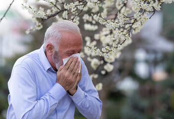 Old man having spring allergy reaction