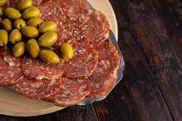 Petisco - Porção de salames com azeitonas