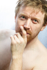 Obraz premium Whte man under face with beard