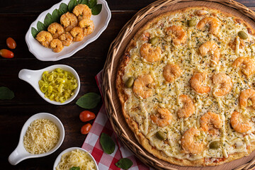 Pizza de camarão com queijo mussarela e alho poró