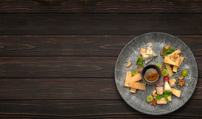 Cheese assorted with grapes and honey