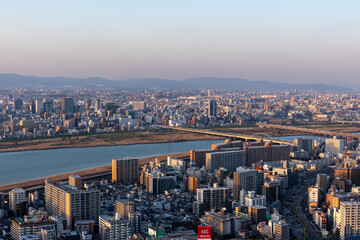 Obraz premium [大阪府]大阪中心部の夕景（梅田スカイビル）