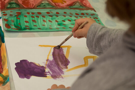 ni&ntilde;o pintando con acuarelas