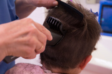 Naklejka premium corte de pelo a niño