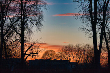 Sonnenuntergang am Stadthafen Leipzig, Abendhimmel mit orangefarbenen Wolken hinter Silhouetten, Wasserstadt Leipzig im Stadthafen, Sachsen, Deutschland