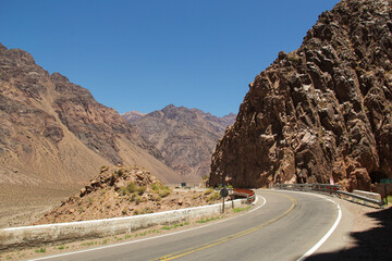 Paisagens da Cordilheira dos Andes na fronteira entre Argentina e Chile.