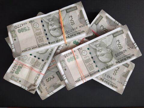 Closeup View Of Randomly Spread Indian 500 Rupee Currency Notes With A  Rubber Band In A Wallet Photo Background And Picture For Free Download -  Pngtree