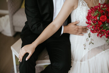 Obraz na płótnie Canvas Bride and groom holding each other hands on the wedding day